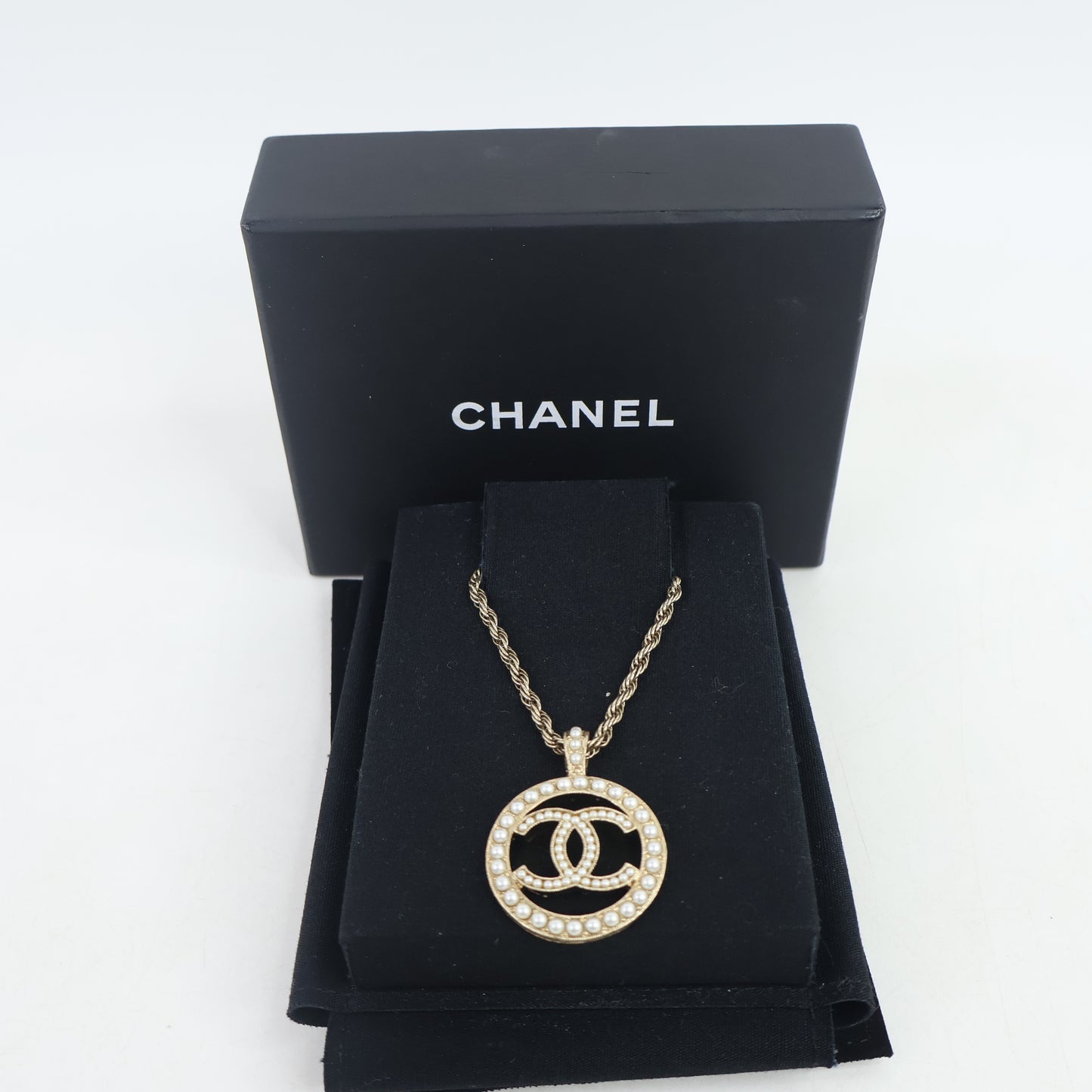Chanel Necklace CC in Circle Gold Pearl