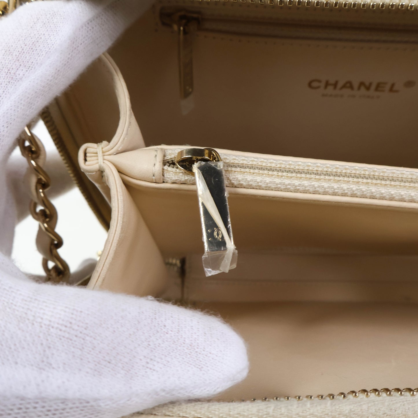 Chanel Filigree Vanity Case White Caviar LGHW