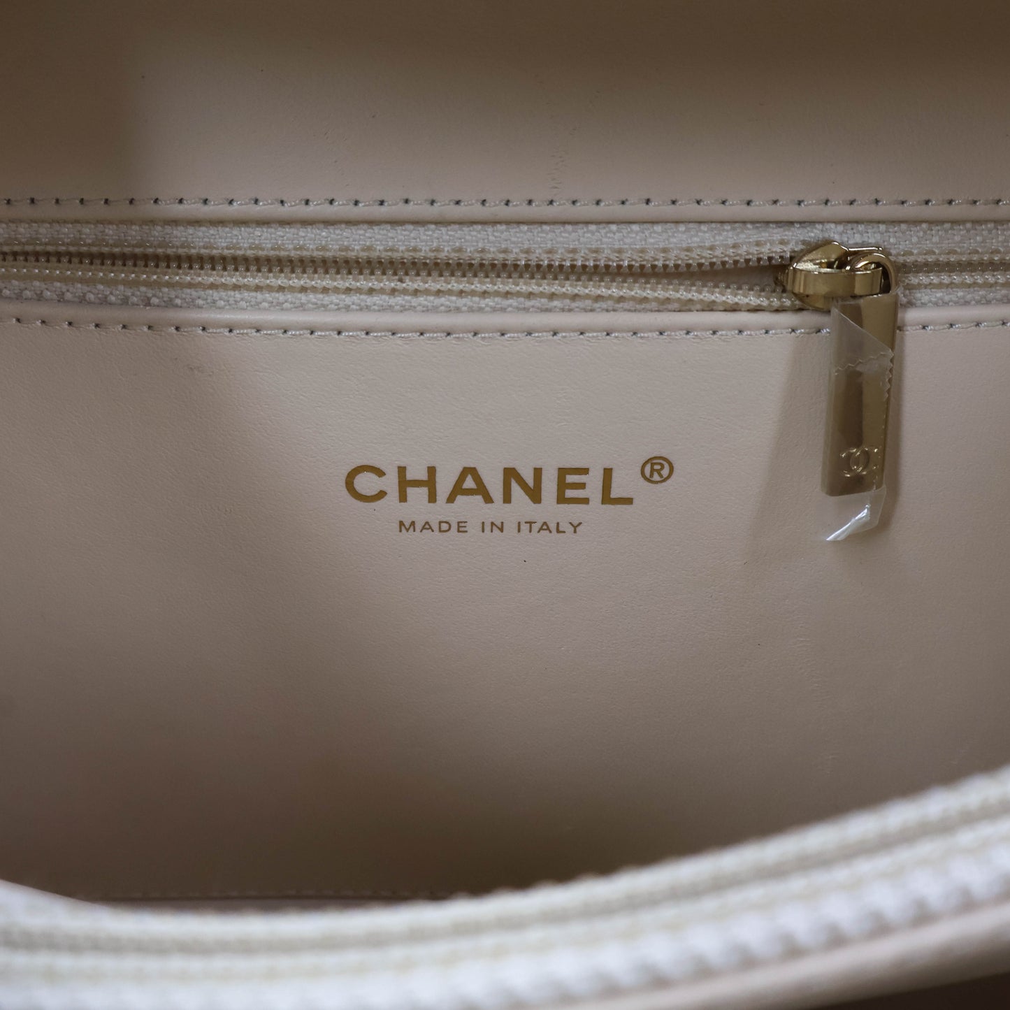 Chanel Filigree Vanity Case White Caviar LGHW