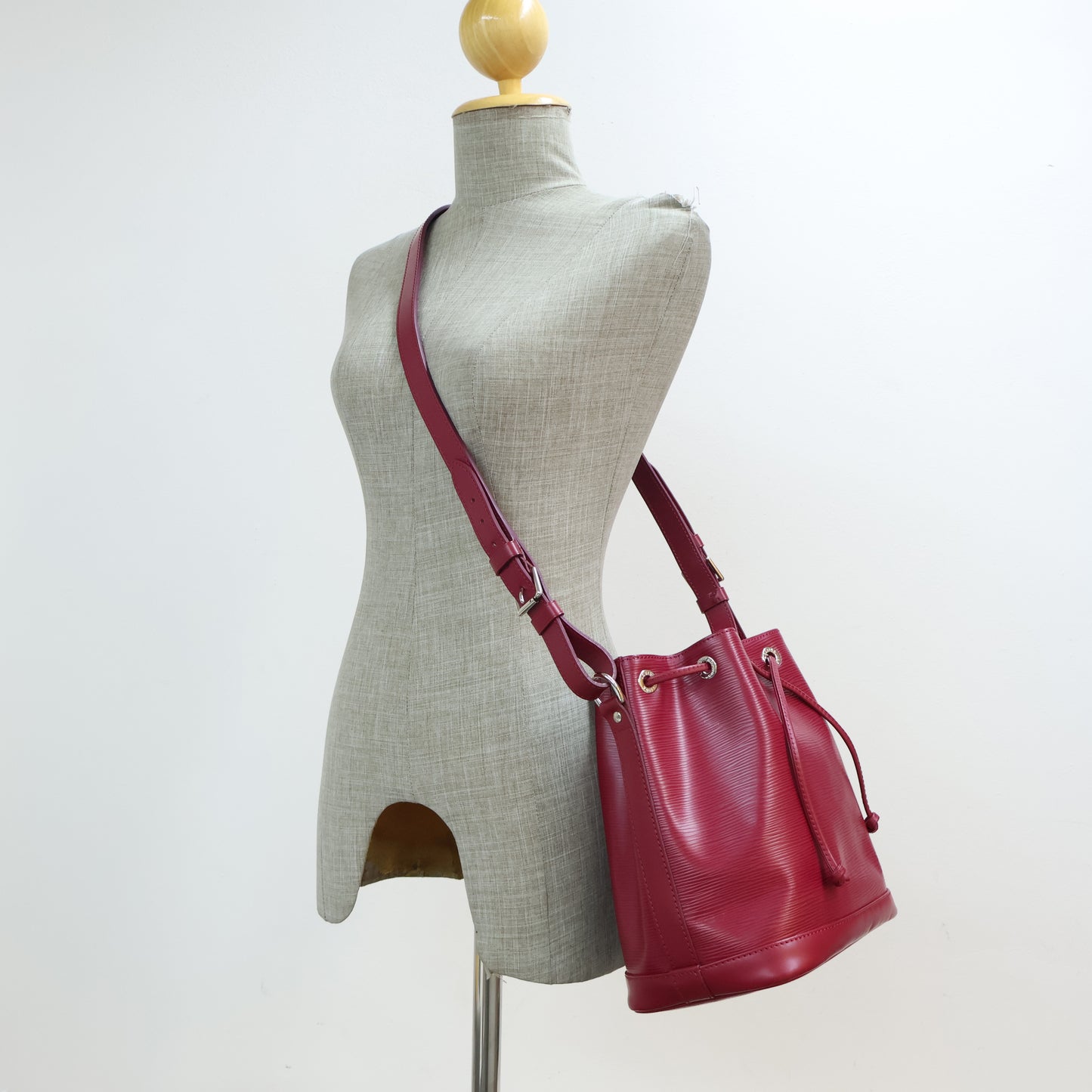 Louis Vuitton Noe Epi Red