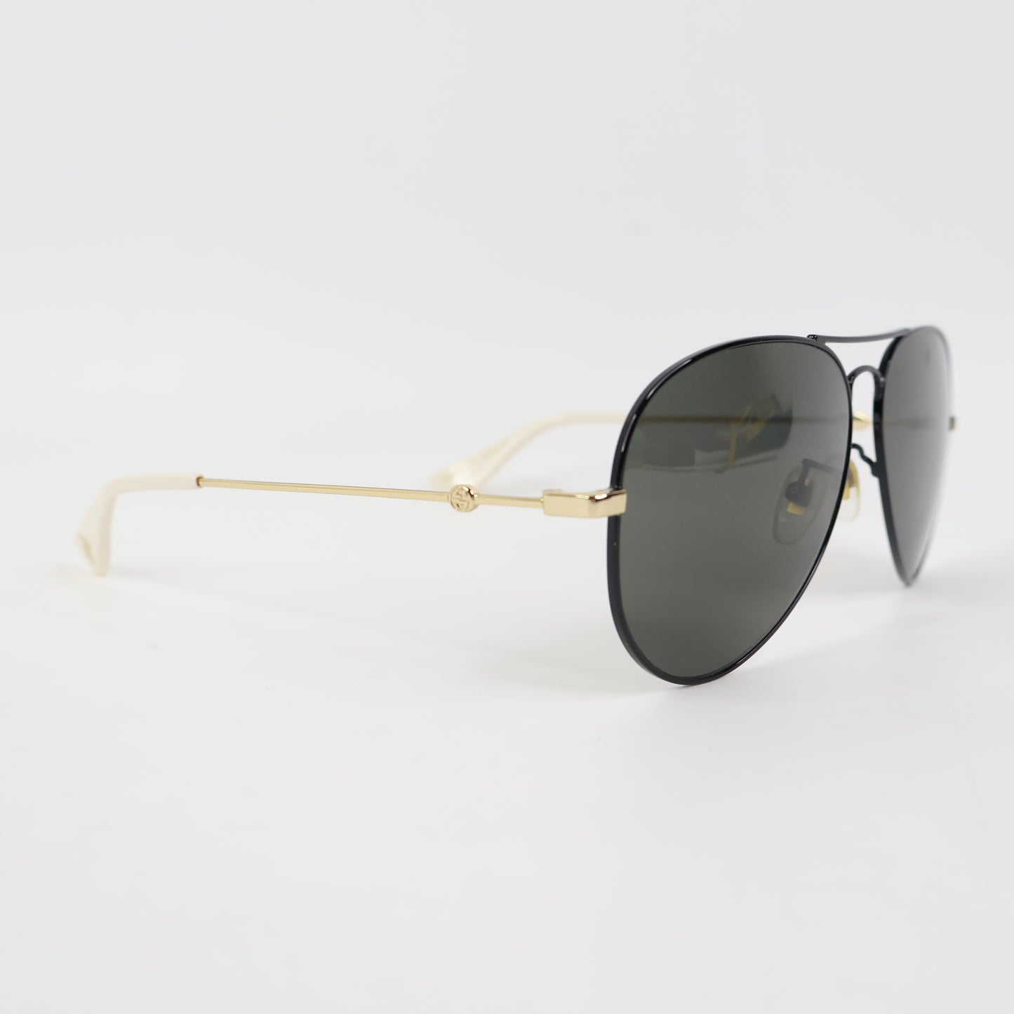 Gucci Sunglasses Black/white