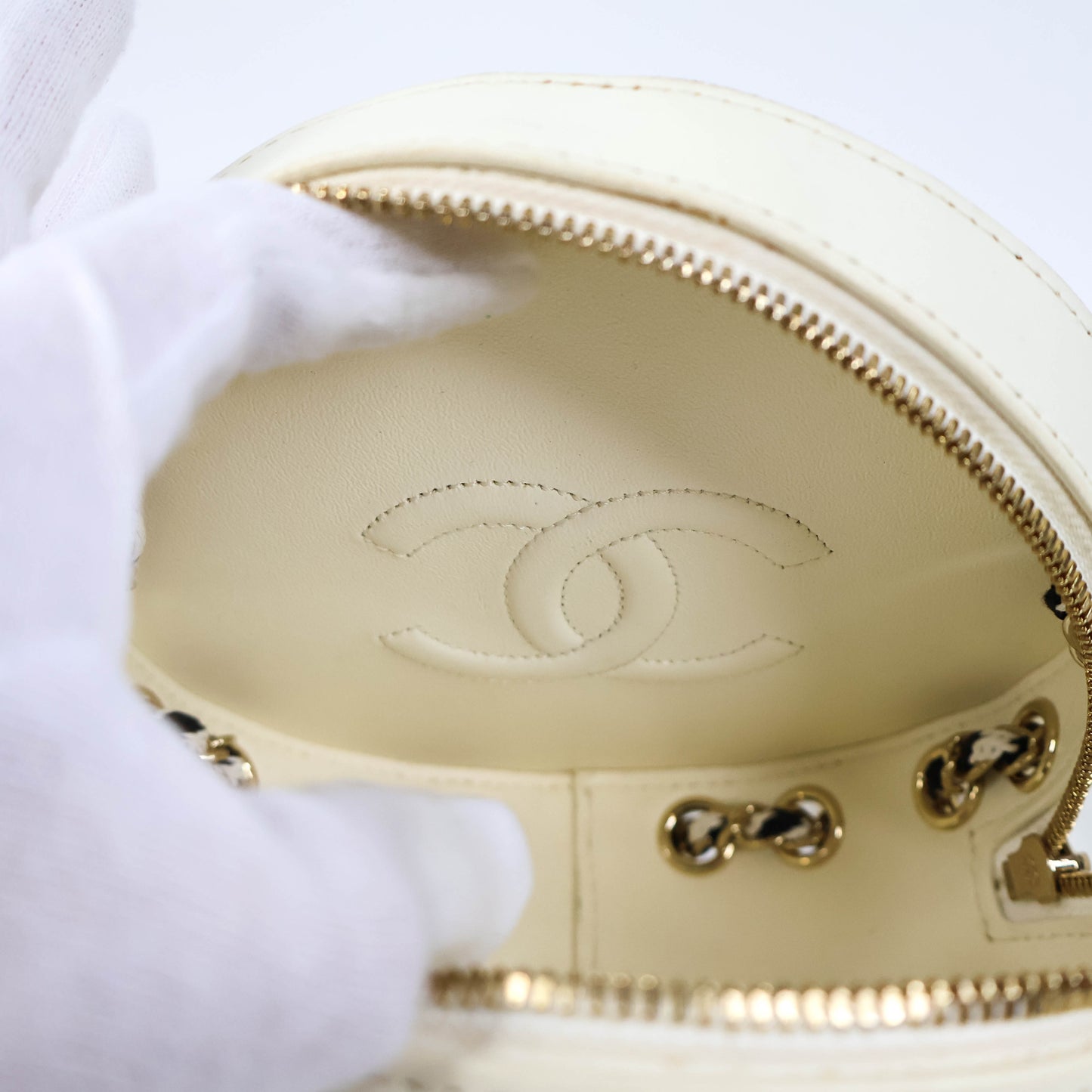 Chanel La Pausa Round Bag White/Black