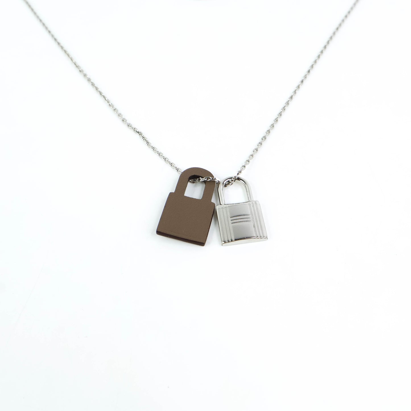 Hermes O Kelly Necklace Small Etoupe