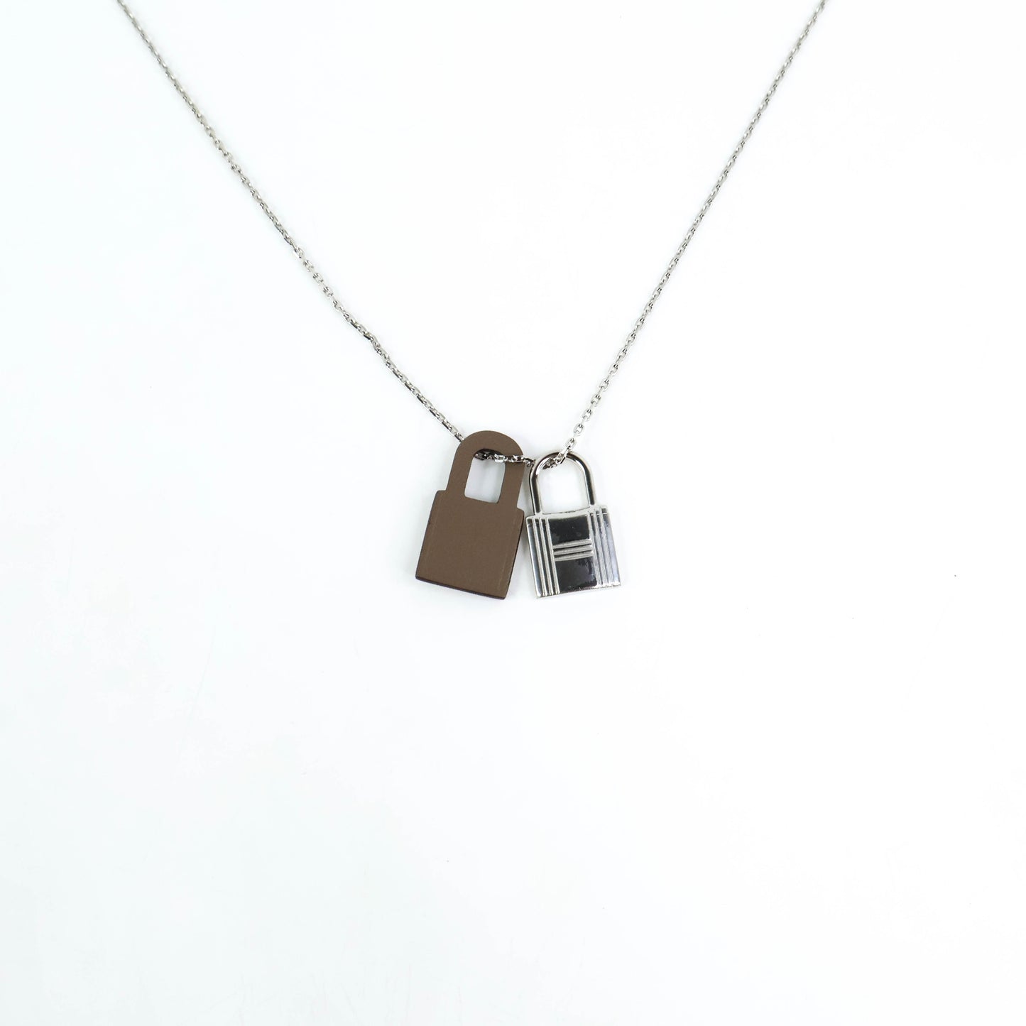 Hermes O Kelly Necklace Small Etoupe