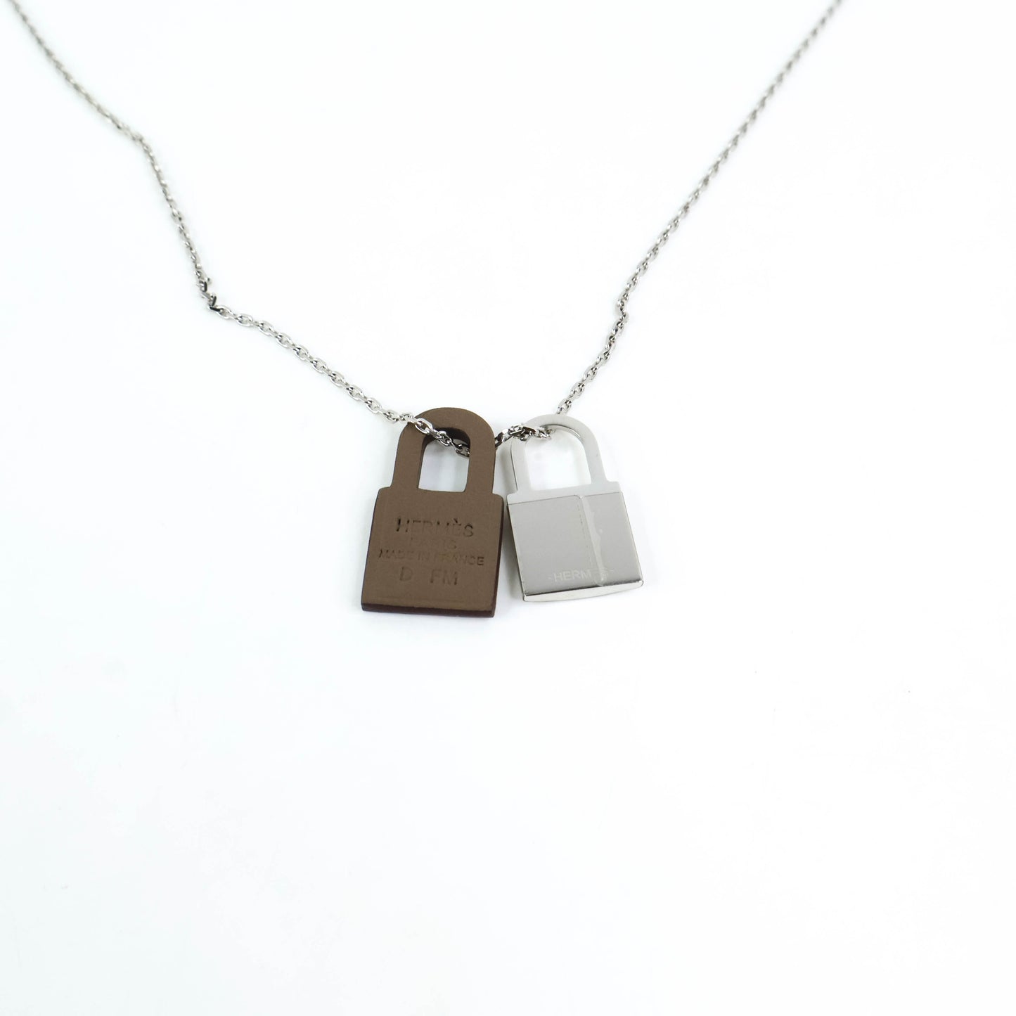 Hermes O Kelly Necklace Small Etoupe