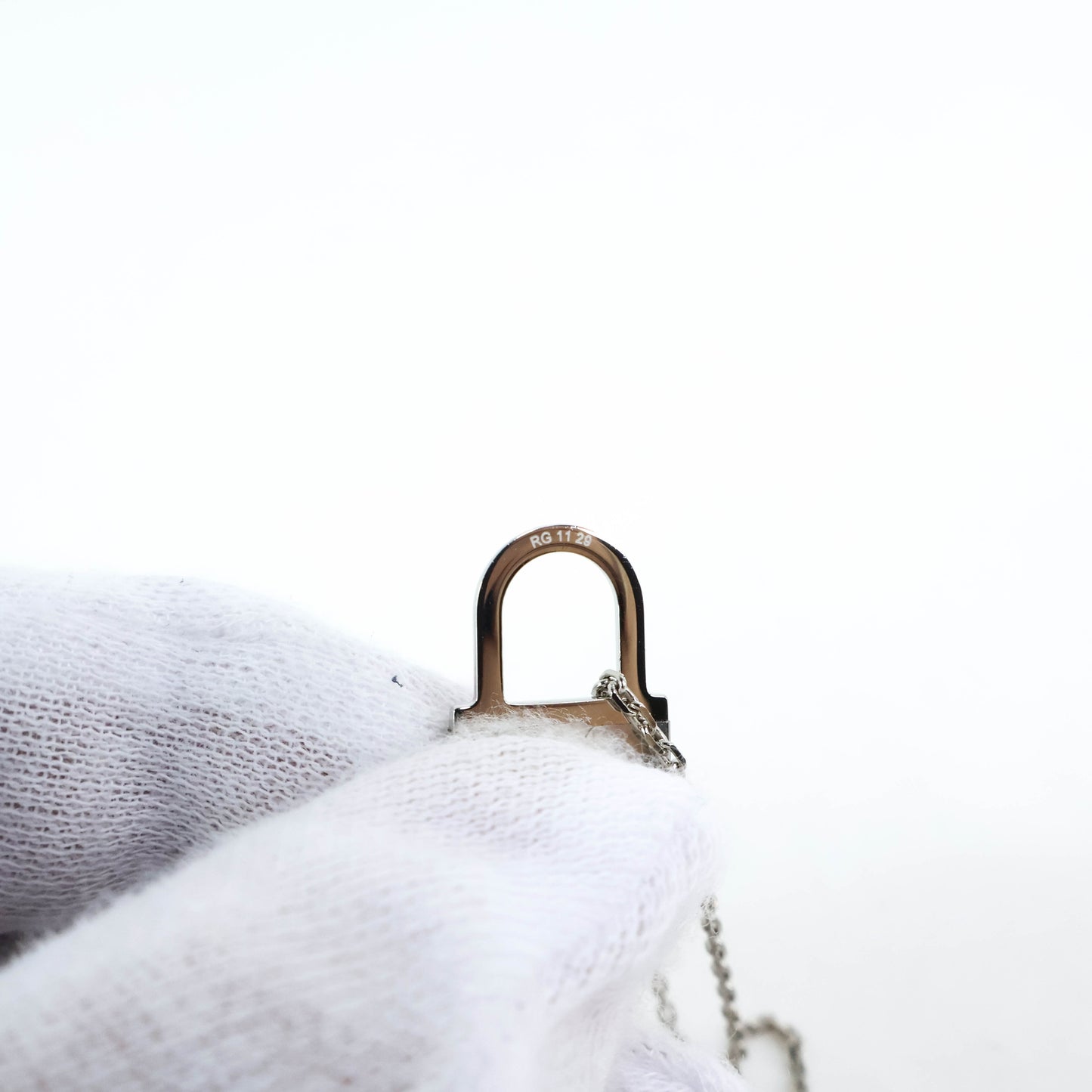 Hermes O Kelly Necklace Small Etoupe