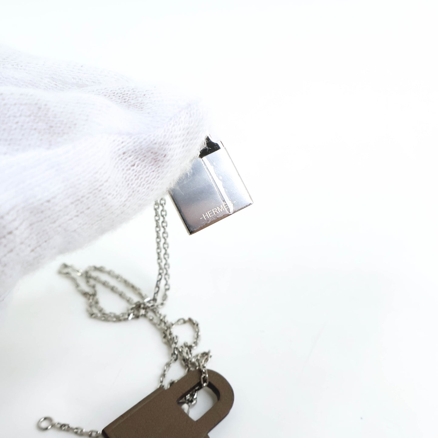 Hermes O Kelly Necklace Small Etoupe